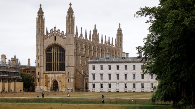 英國內(nèi)政大臣稱將嚴(yán)查國際學(xué)生濫用庇護(hù)制度