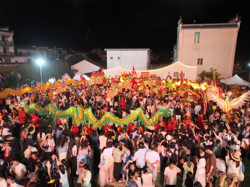 皖黟縣碧陽(yáng)鎮(zhèn)：好戲連臺(tái)熱鄉(xiāng)村  非遺魅力引客來(lái)