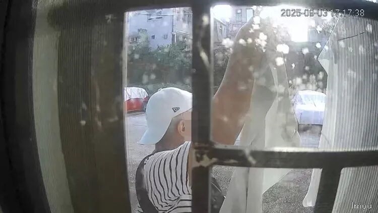 囂張男賊！ 穿「戰(zhàn)利品」再偷同一家！