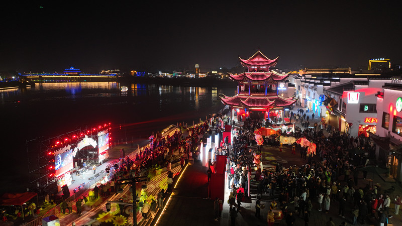 傳承徽商誠(chéng)信精神 皖屯溪「三江口」76 商家膺「真不二價(jià)」牌匾