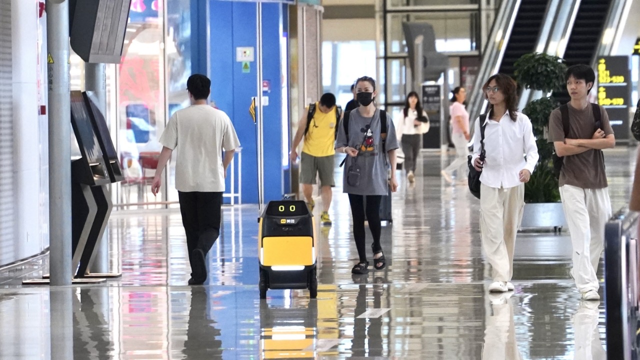 機器人送餐到登機口 ！在深圳機場也能用美團點外賣了