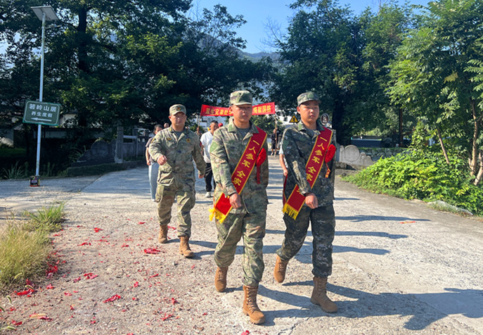 革命老區(qū)傳佳話  三代從軍志不改  皖黟縣柯村鎮(zhèn)雙胞胎兄弟同披戎裝