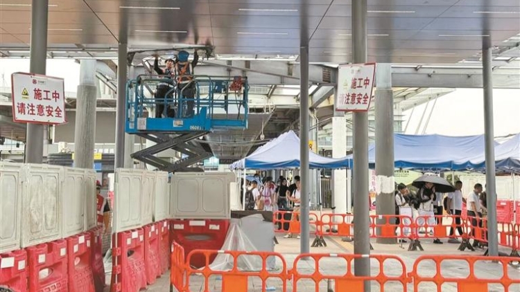 深圳灣口岸建成1350米全覆蓋式風(fēng)雨連廊 無縫串聯(lián)多個區(qū)域 公共交通接駁更「絲滑」