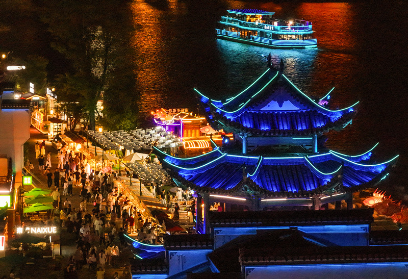 屯溪河街端出「美食市集」 皖黃山推「美食+票根」惠策加料 「兩節(jié)」文旅大餐