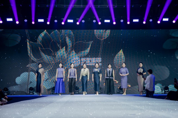 中國服裝定製大會(huì)品牌大秀：「湖湘非遺」競秀民族時(shí)尚