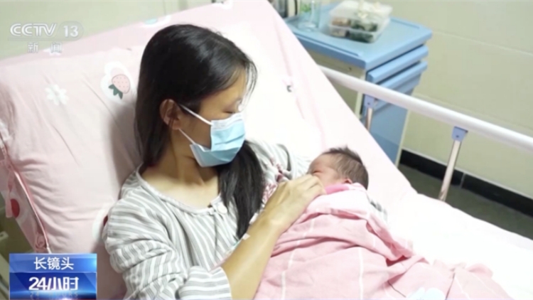 救援人員冒風(fēng)雨上門迎接 「颱風(fēng)寶寶」霆鋒順利出生