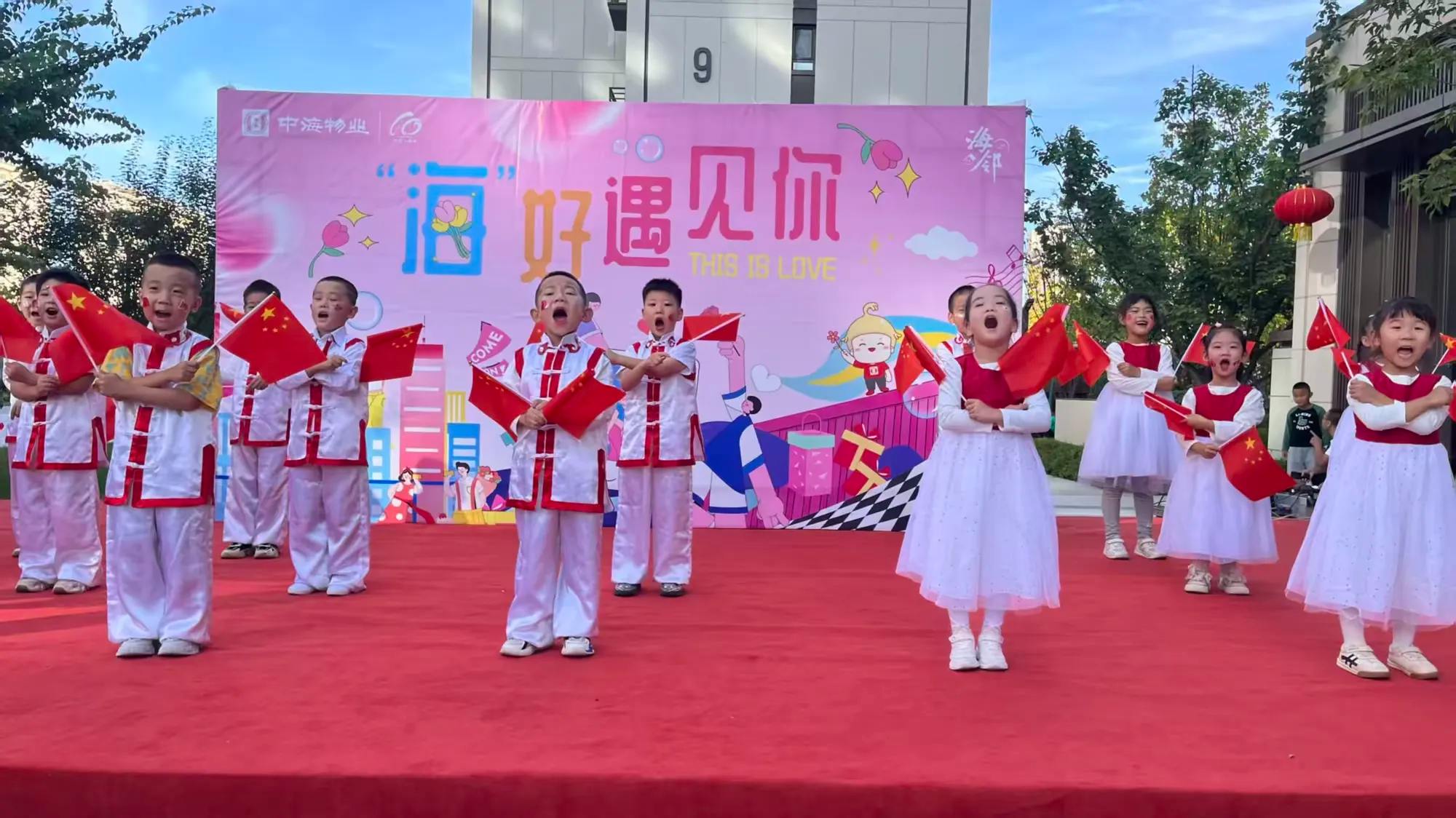 哈市香坊區(qū)幸福鎮(zhèn)化工社區(qū)雙節(jié)聯(lián)歡「王炸」開場(chǎng) 居民贊「三好」