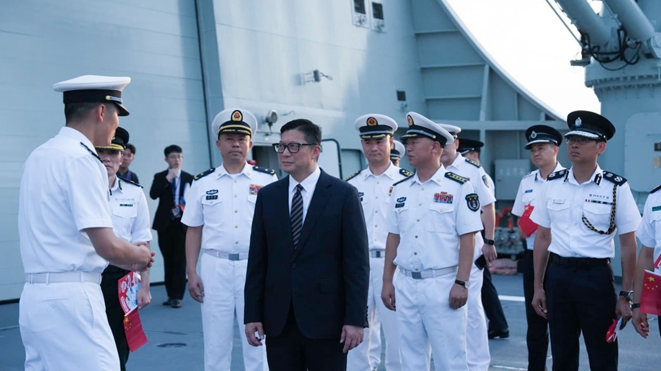 海軍83艦編隊(duì)抵港停泊昂船洲軍營(yíng) 鄧炳強(qiáng)偕紀(jì)律部隊(duì)登艦參觀