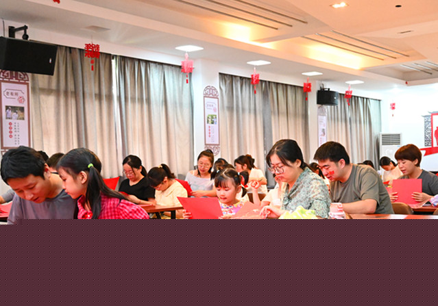 皖休寧縣：非遺剪紙賀國慶 童心飛揚(yáng)家國情