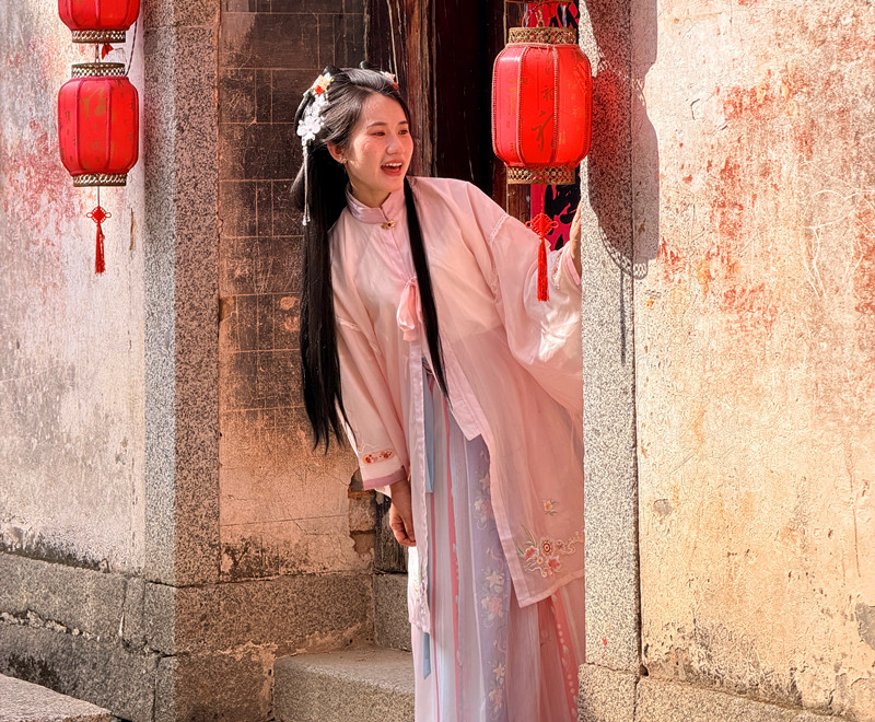 霓裳舞靈山 遊客美成海報  皖徽州區(qū)漢服旅拍「定格」文旅新風(fēng)景