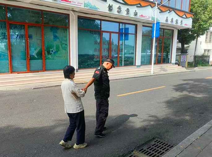 皖屯溪城管：手拉手的溫暖守護(hù)  一路書寫「為民溫度」