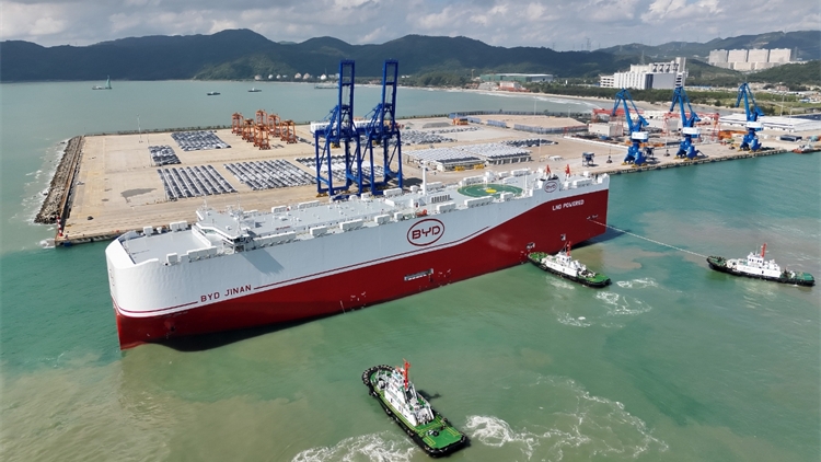 比亞迪「濟(jì)南號(hào)」從小漠首航！滿載6000餘輛新能源車(chē)出海新加坡