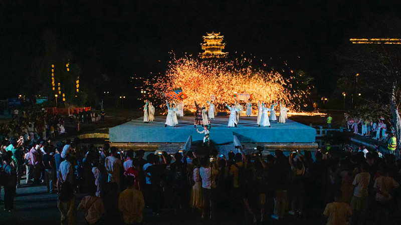 日賞山水夜觀華彩  皖休寧齊雲(yún)山全天候新場景釋放乘數(shù)效應(yīng)