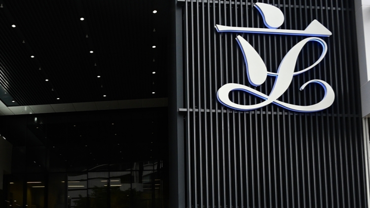 【來(lái)論】退位讓賢顯格局 薪火相傳啟新程