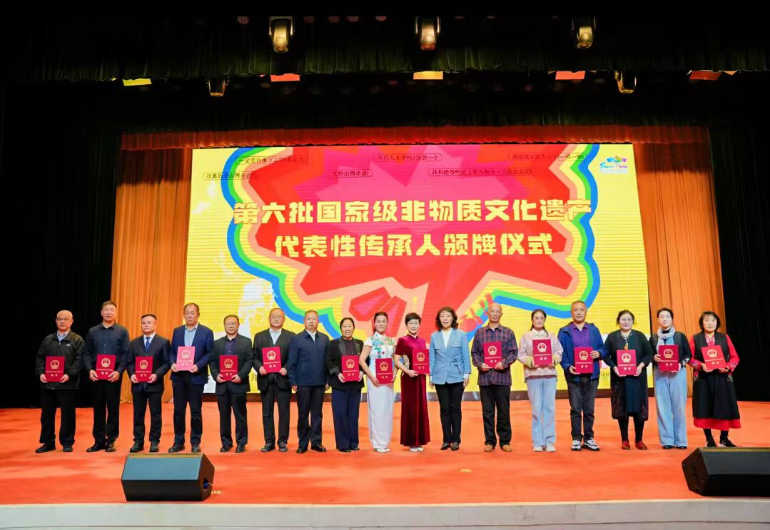 山西為49名國(guó)家級(jí)非遺傳承人頒牌