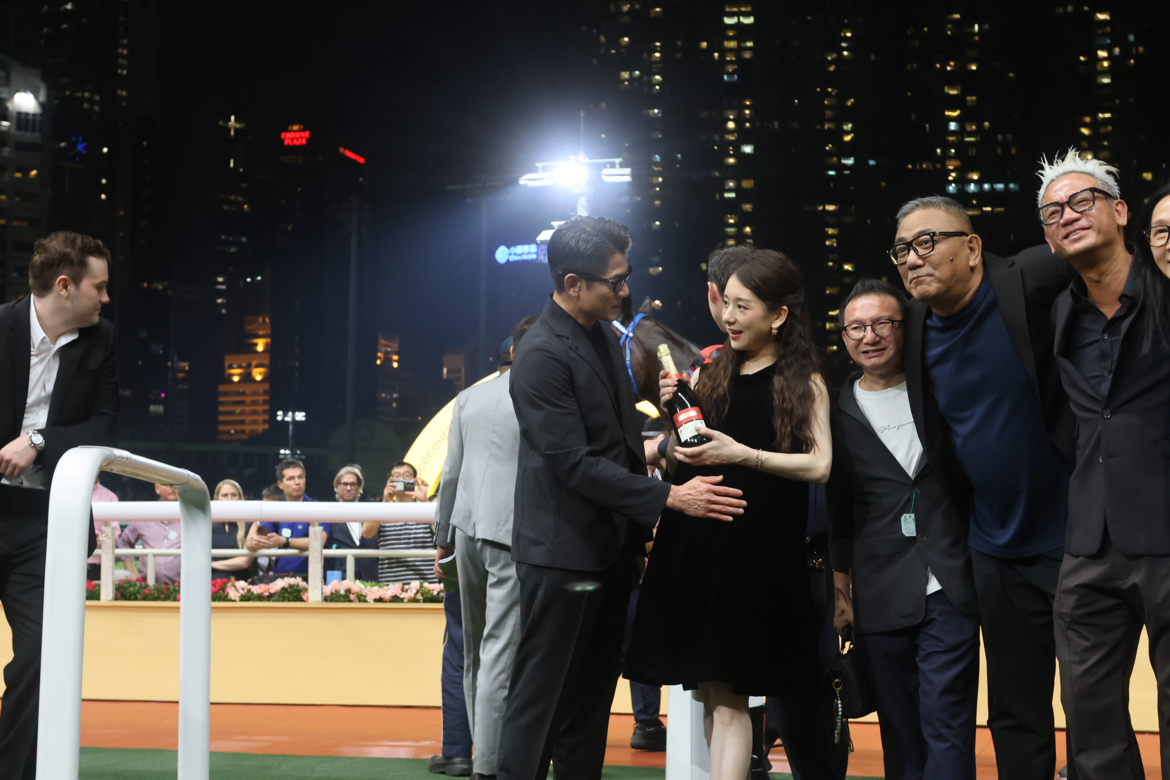 有片丨同方媛拉頭馬 城城摸孕肚場(chǎng)面溫馨