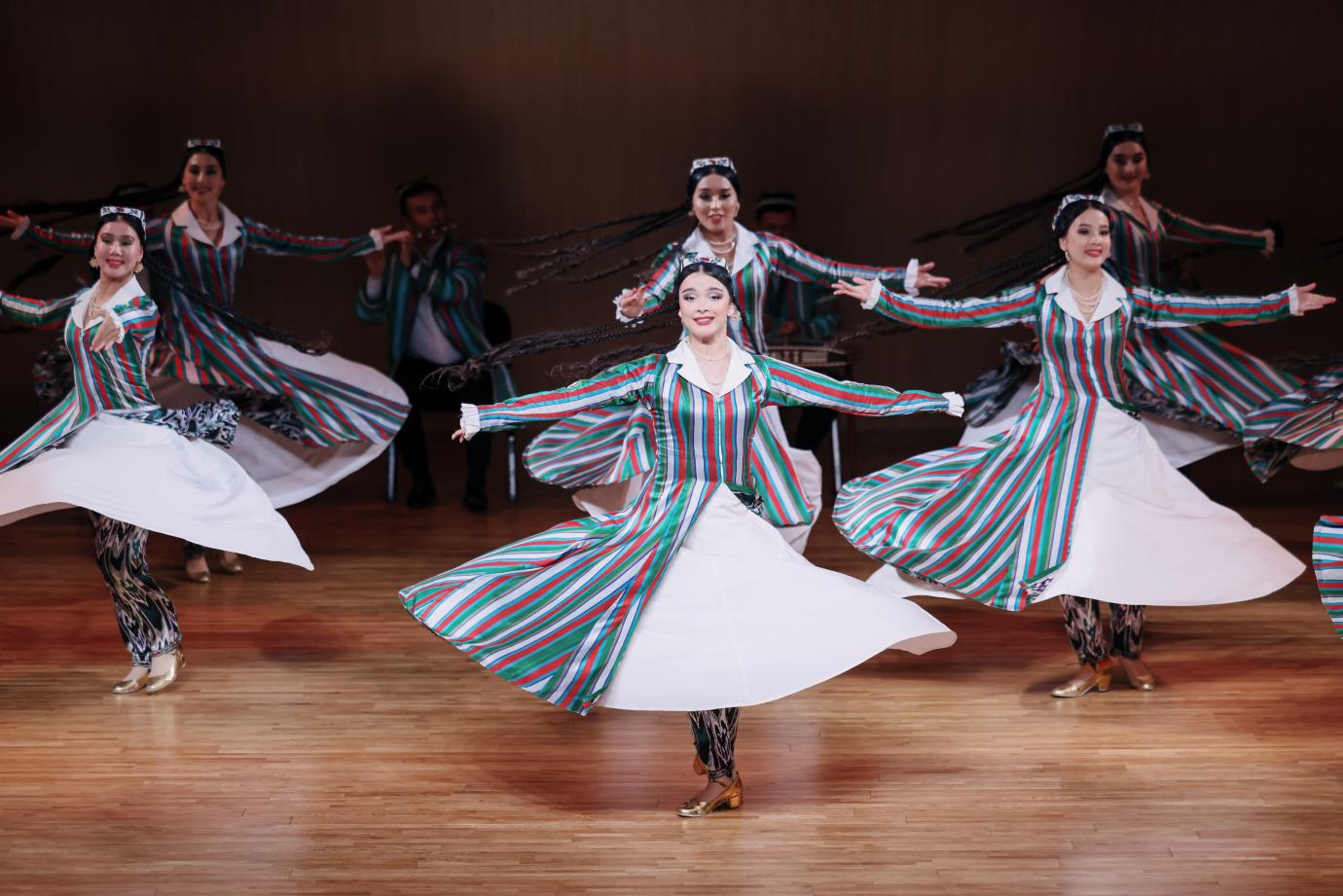 舞動(dòng)絲路風(fēng)情，共譜時(shí)代華章 烏茲別克斯坦國(guó)家級(jí)藝術(shù)瑰寶「巴克霍爾」歌舞團(tuán)深圳首演