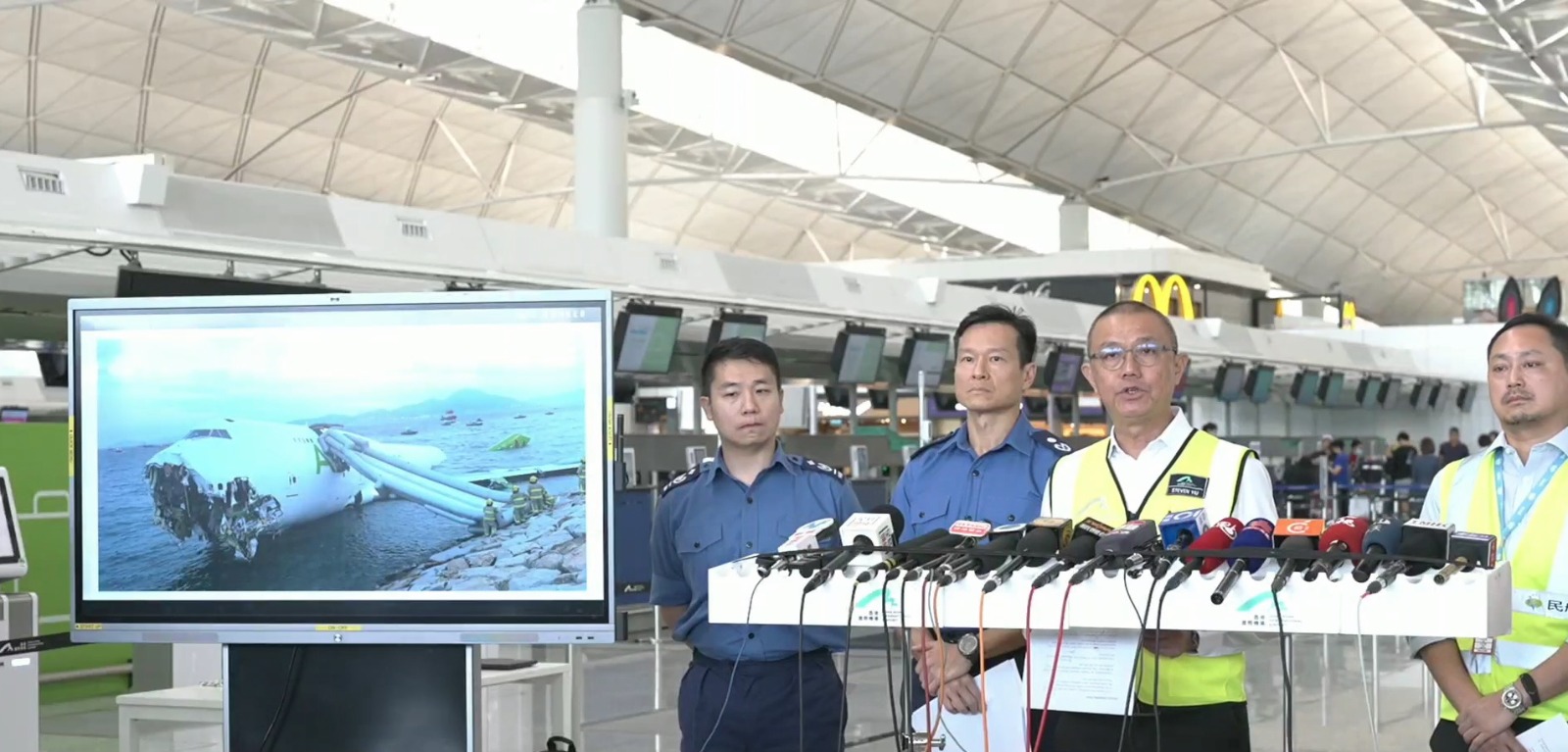 貨機(jī)衝破圍欄將巡邏車(chē)撞落海　兩條跑道運(yùn)作不影響航班　