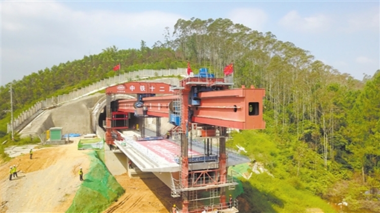 深南高鐵珠三角樞紐機(jī)場(chǎng)至省界段開(kāi)始架梁