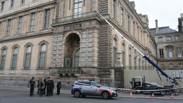 搶劫事件後 法國(guó)羅浮宮重新開門