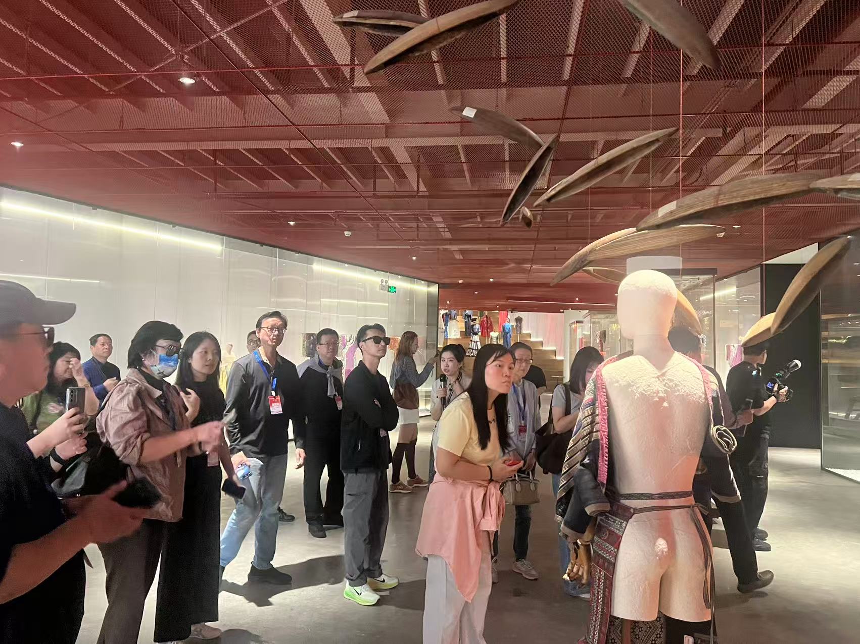 華文媒體參觀藝之卉百年時(shí)尚博物館 服飾變遷展現(xiàn)中國(guó)文化自信