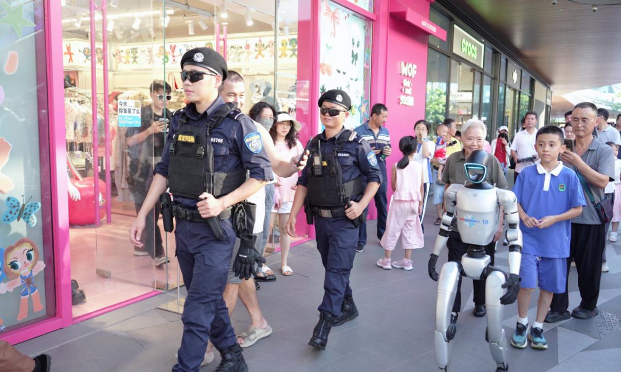 深圳多型機器人助力十五運會安保