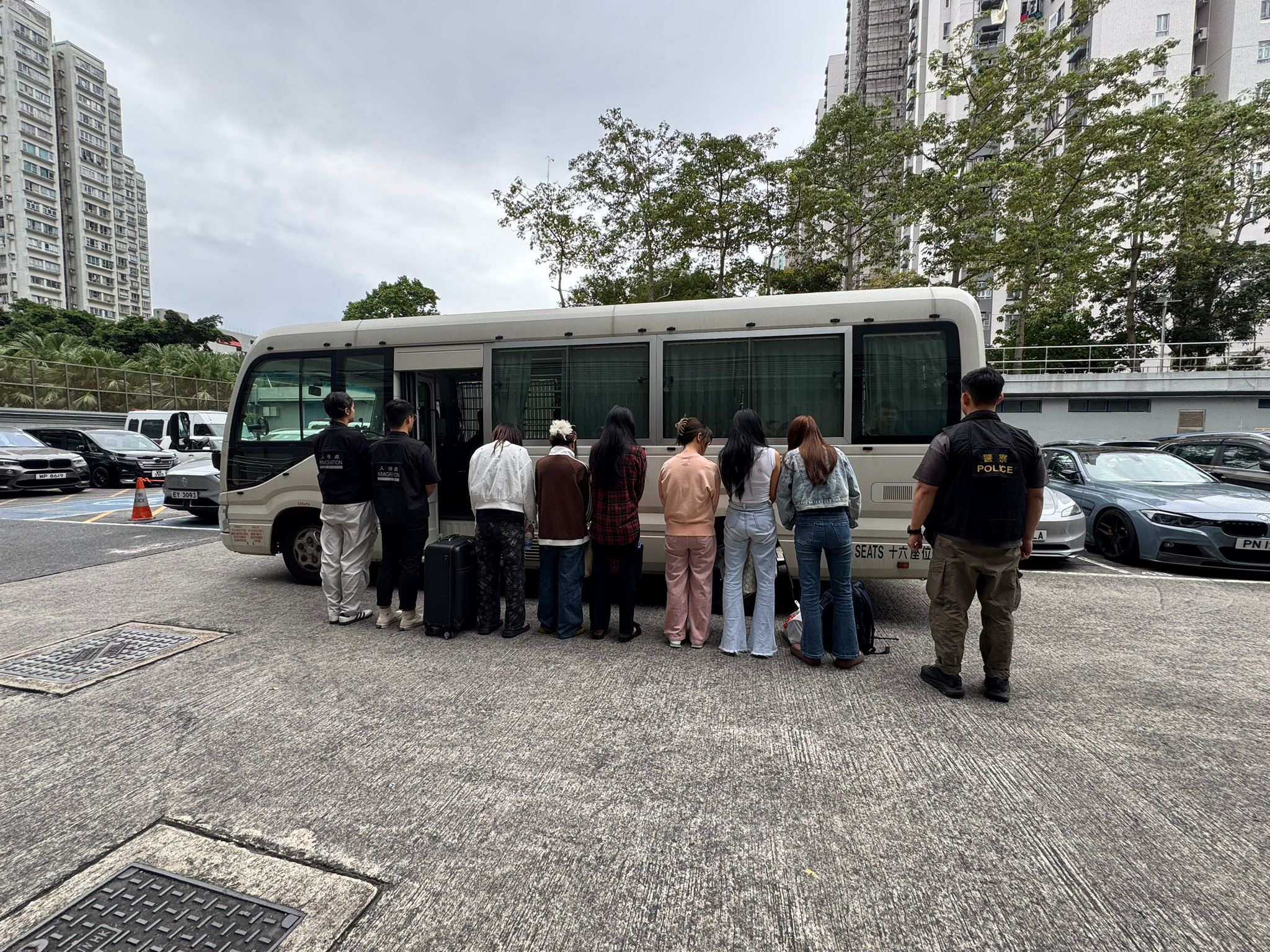 警方新界北區(qū)掃黃拘12名內(nèi)地女