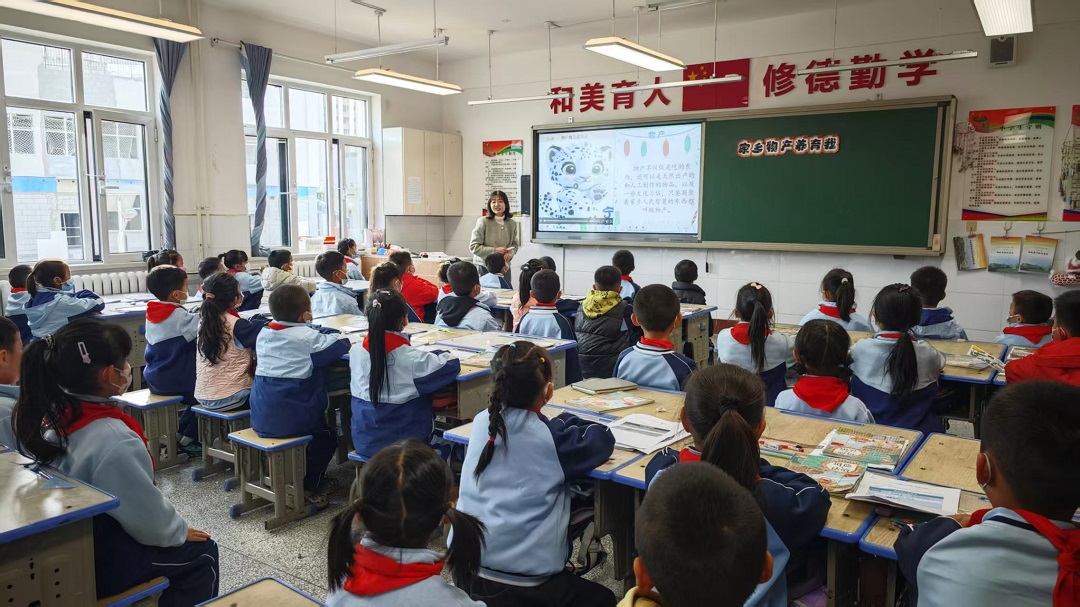 《紅領(lǐng)領(lǐng)航：繪就五彩育人畫卷》——十里舖小學(xué)少先隊工作典範(fàn)