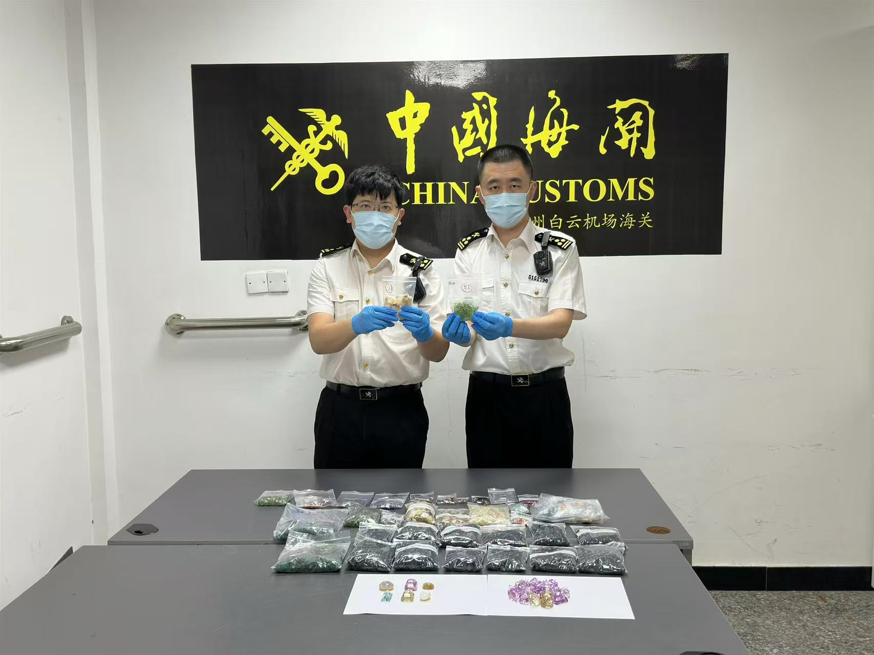 價值逾150萬元 廣州海關(guān)查獲旅客超量攜帶進境寶石10973顆