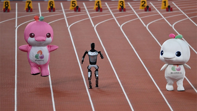 全運會吉祥物和機器人的百米對決，誰贏了？