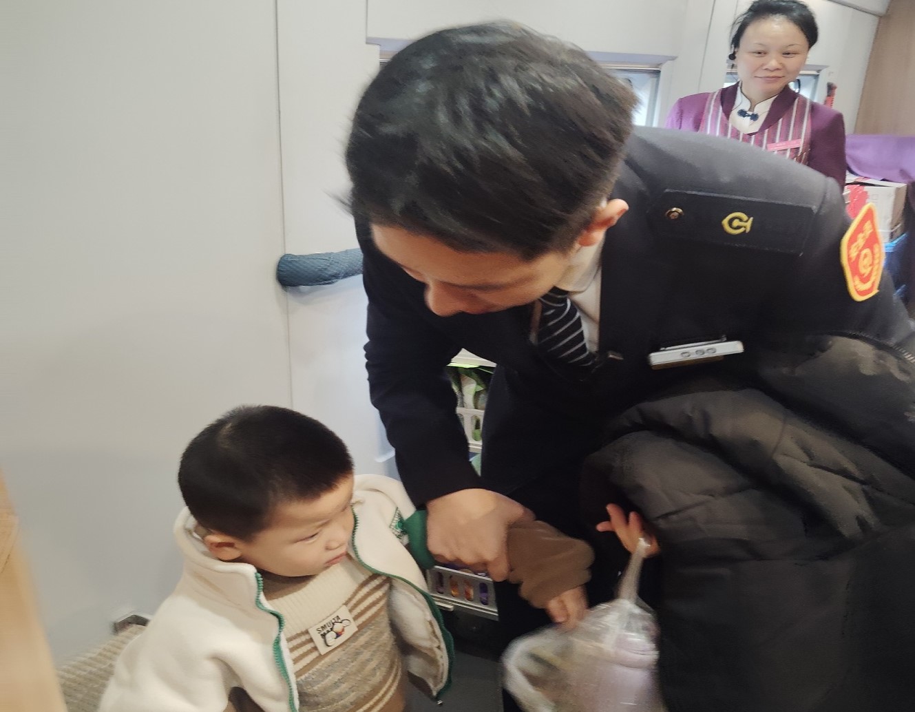 愛心接力暖旅途 G1224次列車悉心守護(hù)失散幼童