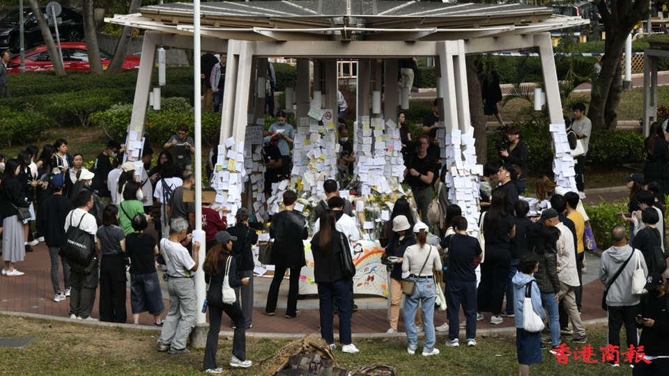 宏福苑大火｜【多圖】工作日不減熱心 市民到大埔向受災居民及遇難者表達心意