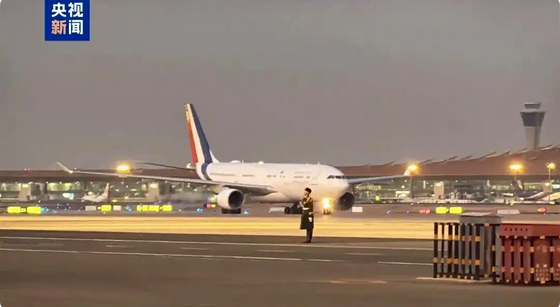 法國總統(tǒng)馬克龍抵達北京 開啟第四次對華國事訪問