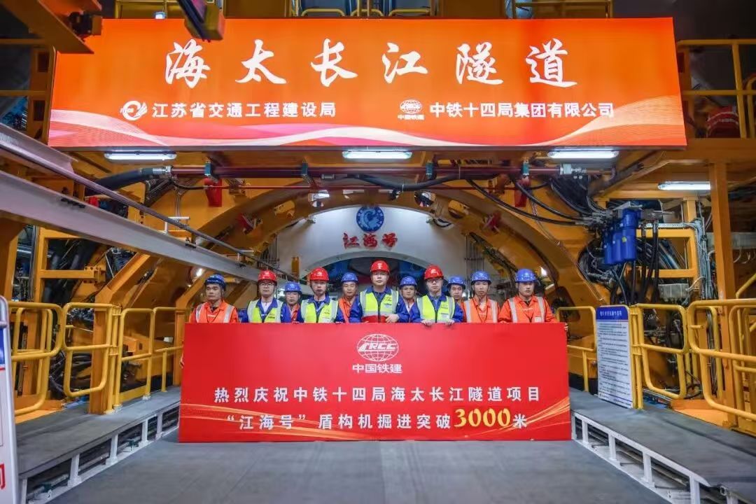 突破3000米 長江入?？谙碌摹赋壒こ獭拐屘靿q變通途