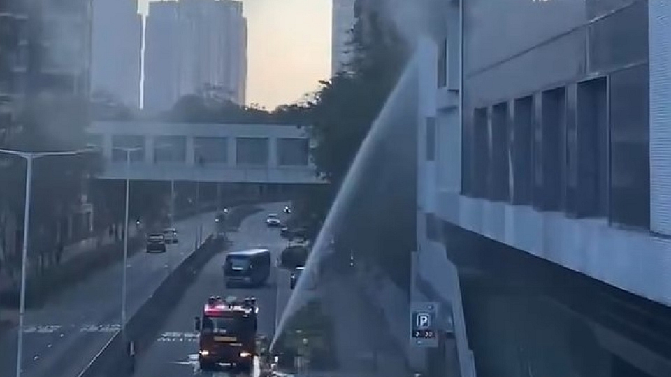 有片｜馬鞍山廣場(chǎng)超市起火 濃煙籠罩商場(chǎng)無(wú)人受傷