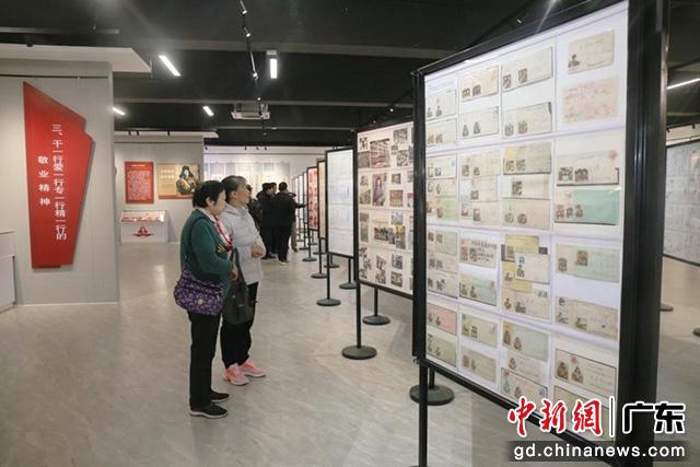 展廳生動展示了雷鋒同志光輝的一生，為人民服務(wù)的一生。(溫竹蘭 攝)