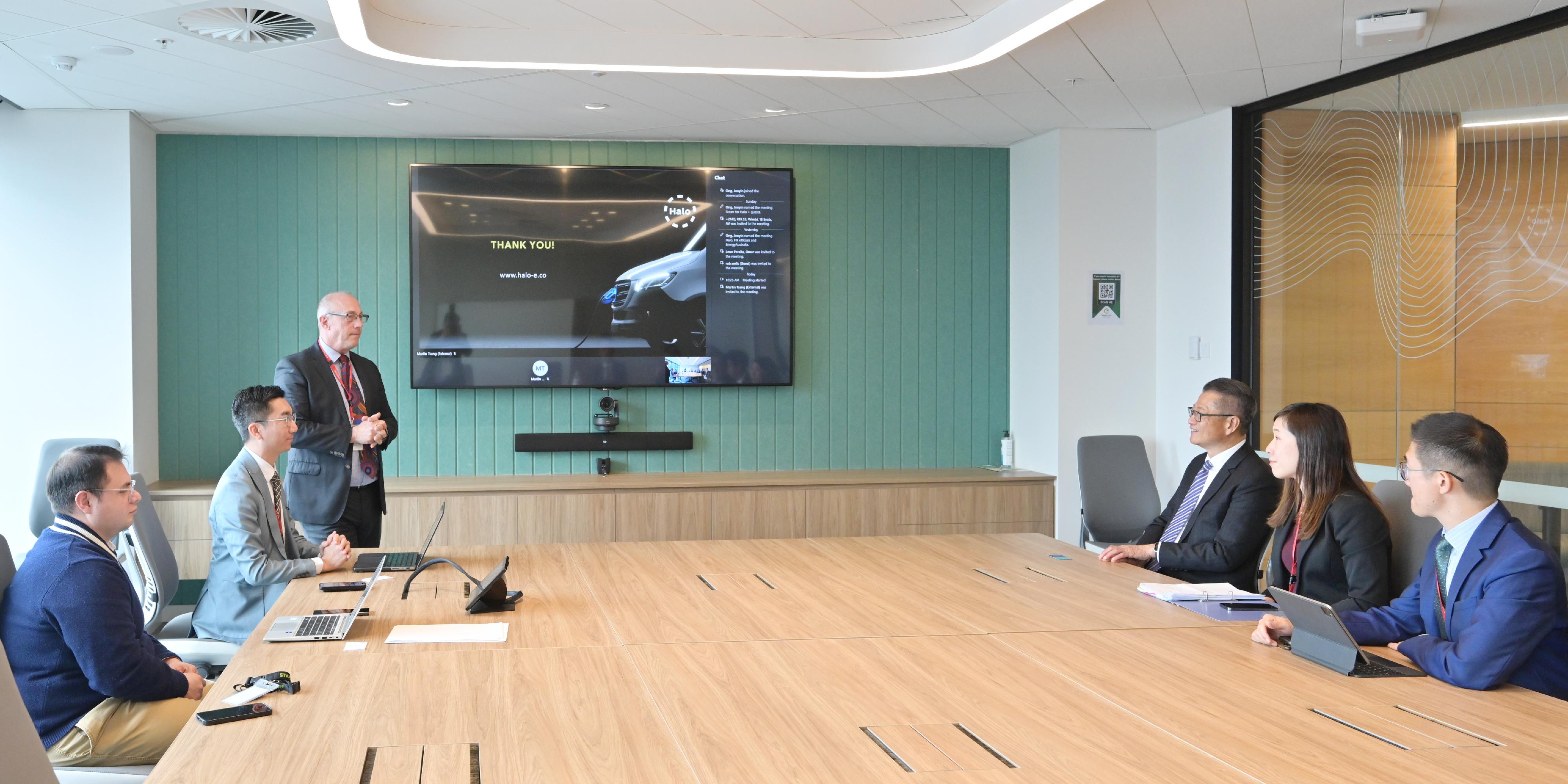 財(cái)政司司長(zhǎng)陳茂波今日（墨爾本時(shí)間九月三日）在澳洲墨爾本與一家港資電動(dòng)汽車充電營(yíng)運(yùn)商以及其澳洲夥伴會(huì)面。圖示陳茂波（右三）聽取該企業(yè)的代表介紹其電動(dòng)車充電服務(wù)和解決方案。
