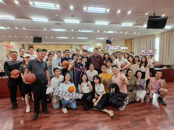 2、徐杰與博羅球迷合影 - 復(fù)件(1).jpg