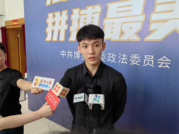 4、徐杰在接受媒體采訪 - 復(fù)件(1).jpg