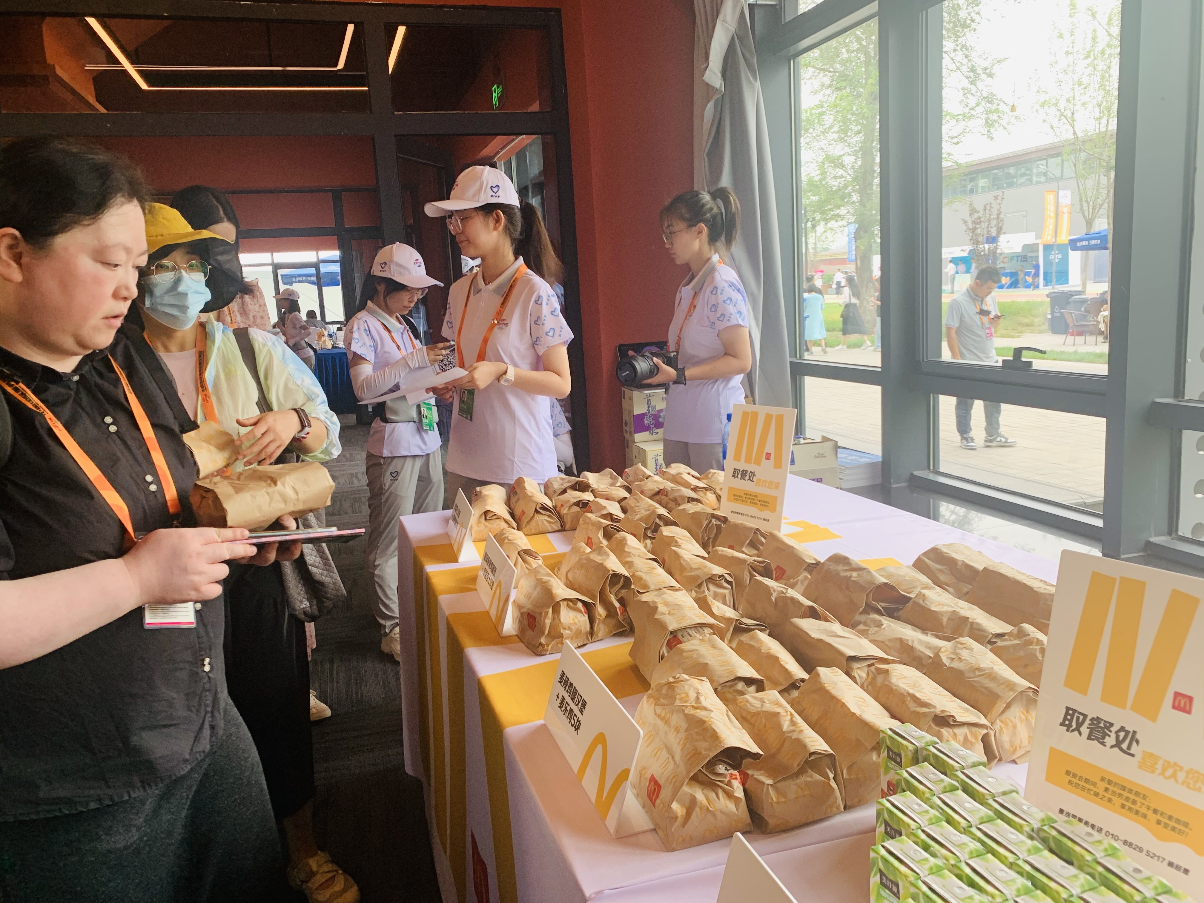 圖片2:麥當(dāng)勞為參會(huì)媒體提供美味與服務(wù).jpg