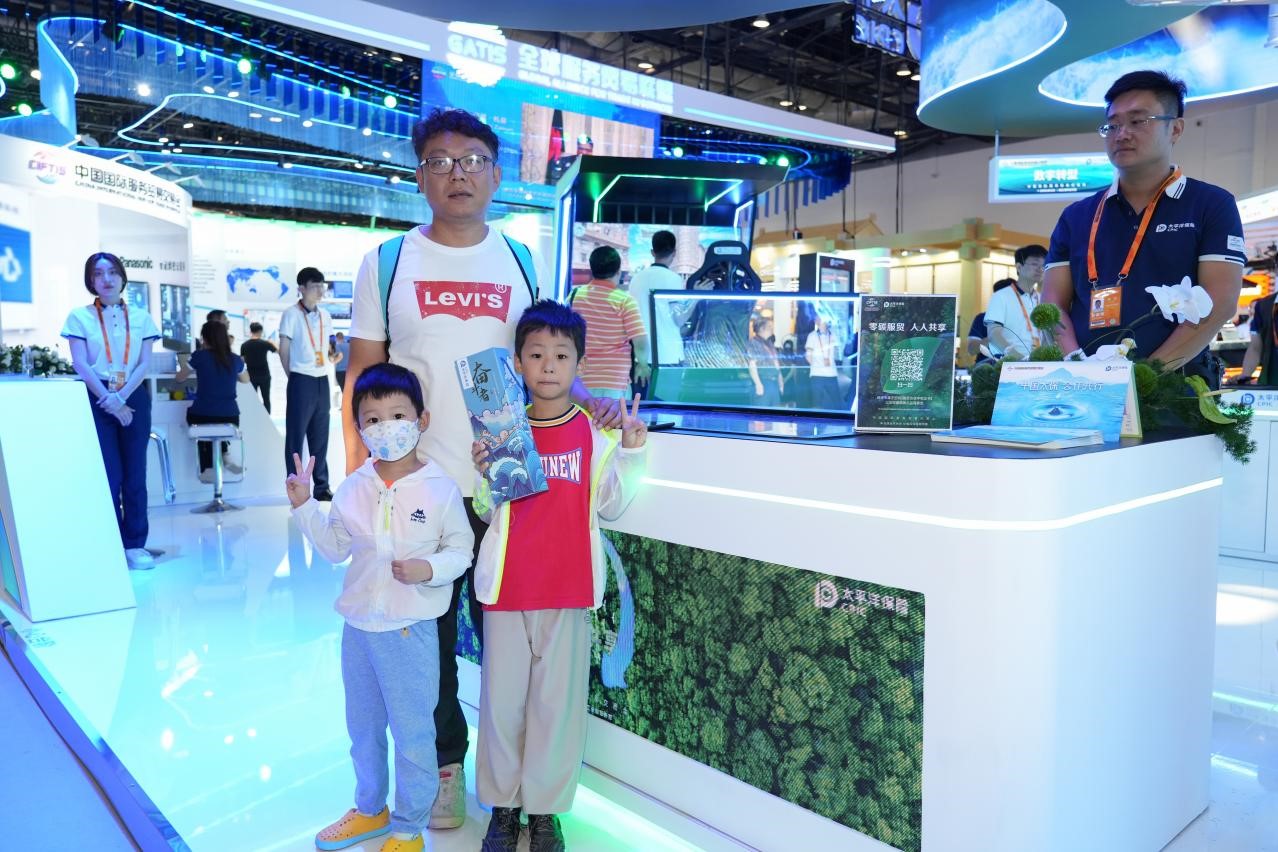 圖片2：在國家會議中心的中國太保展臺前，前來參與體驗的觀眾絡繹不絕.jpg