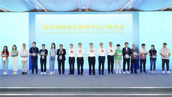 圖1圖說：頒發(fā)入駐鑰匙 圖源：央視新聞.jpg