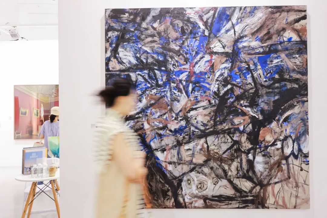 DnA SHENZHEN設(shè)計(jì)與藝術(shù)博覽會(huì)現(xiàn)場人氣高漲。深圳特區(qū)報(bào)記者 劉莎莎 攝.jpg