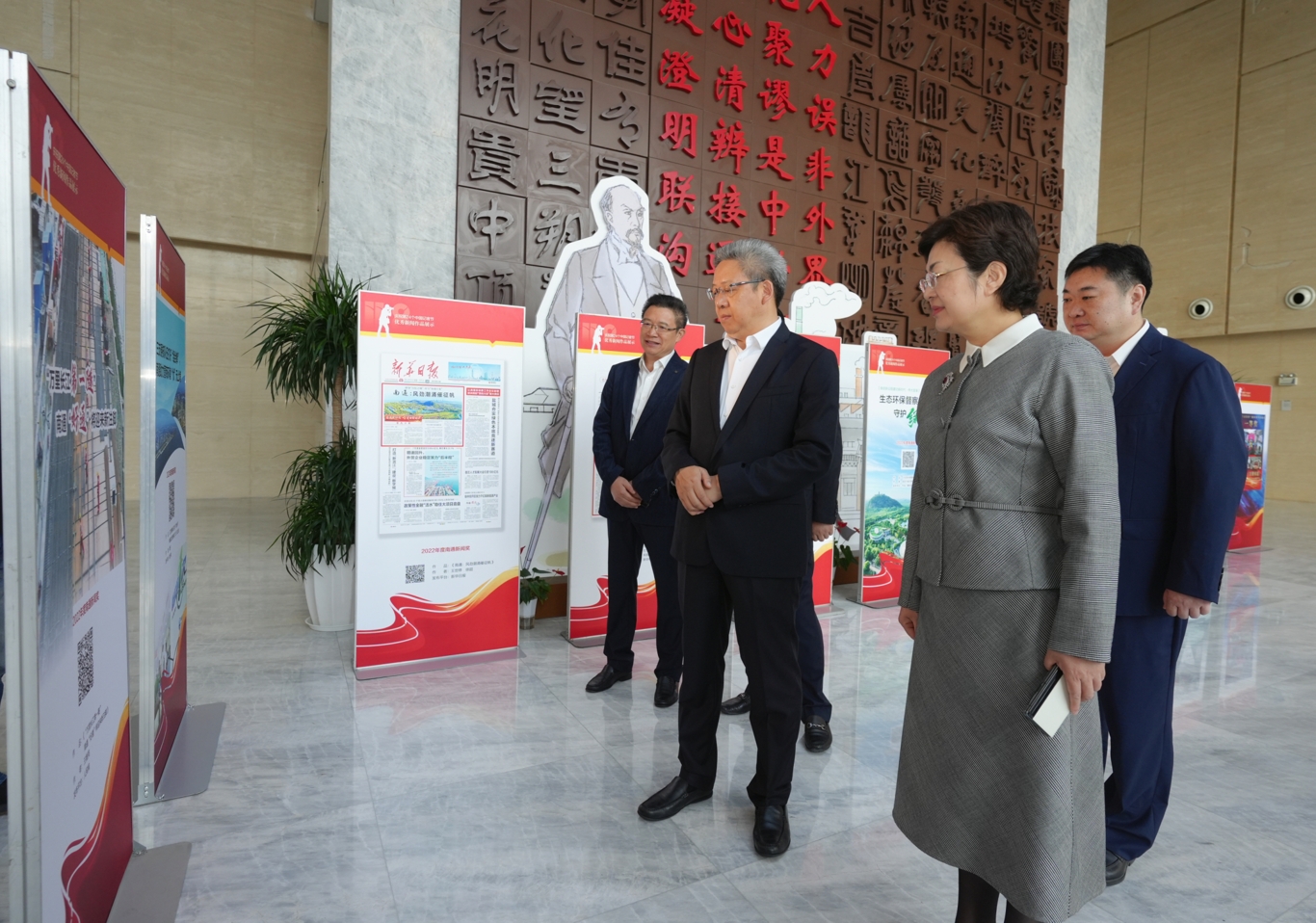 中共南通市委書記吳新明（左2）與南通市委常委、宣傳部部長，副市長陳冬梅（左3）等在座談會前觀看南通市慶祝第24個(gè)中國記者.jpeg
