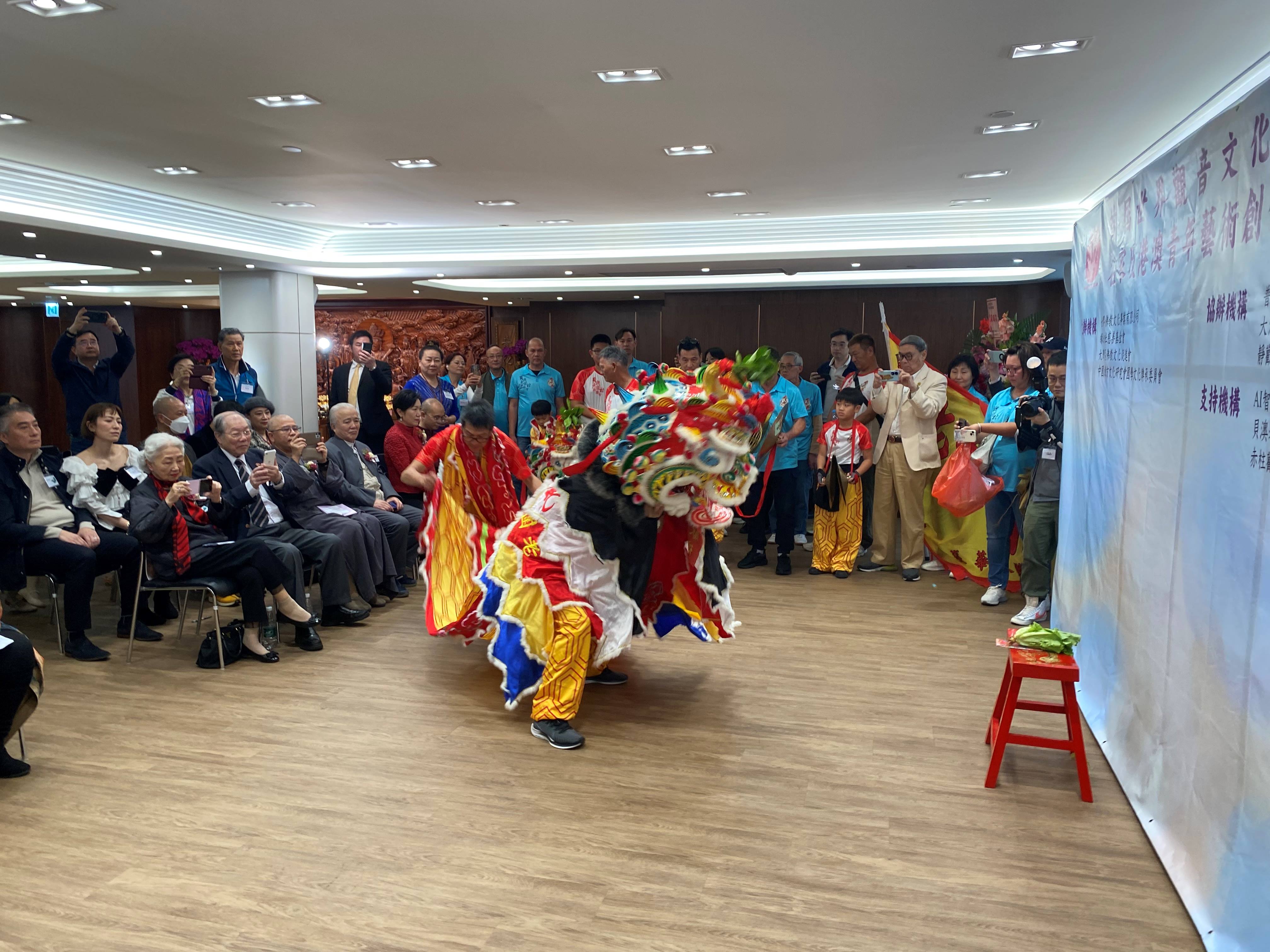 圖二:大嶼山貝澳老圍村青少年隊(duì)舞麒麟的精彩表演 (主辦方供圖).jpg