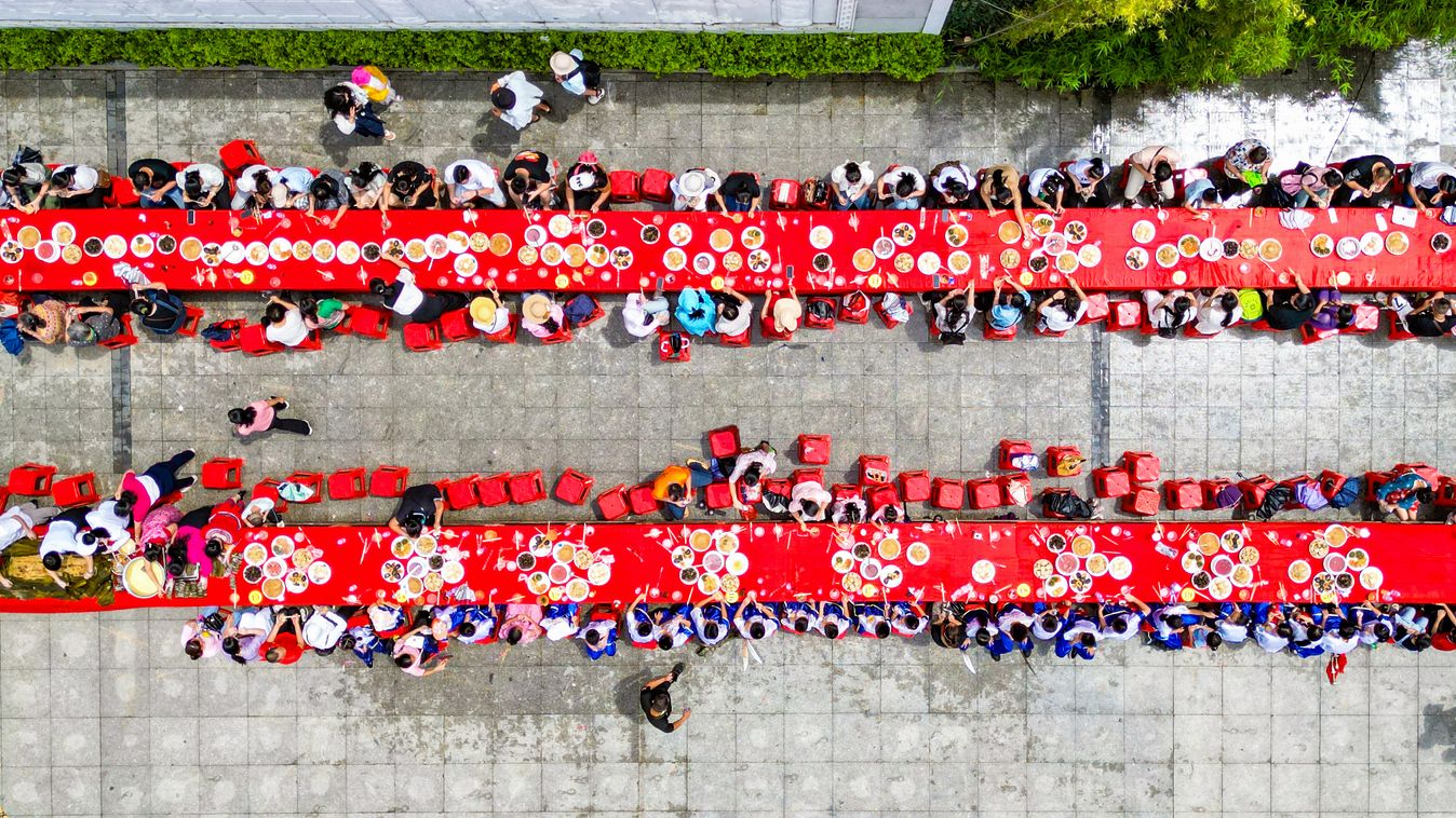 2.長(zhǎng)桌同心宴(龍海強(qiáng) 攝).jpg