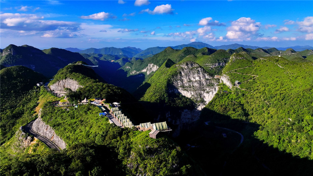 3.樂業(yè)縣大石圍天坑群美景(俞靖 攝).jpg