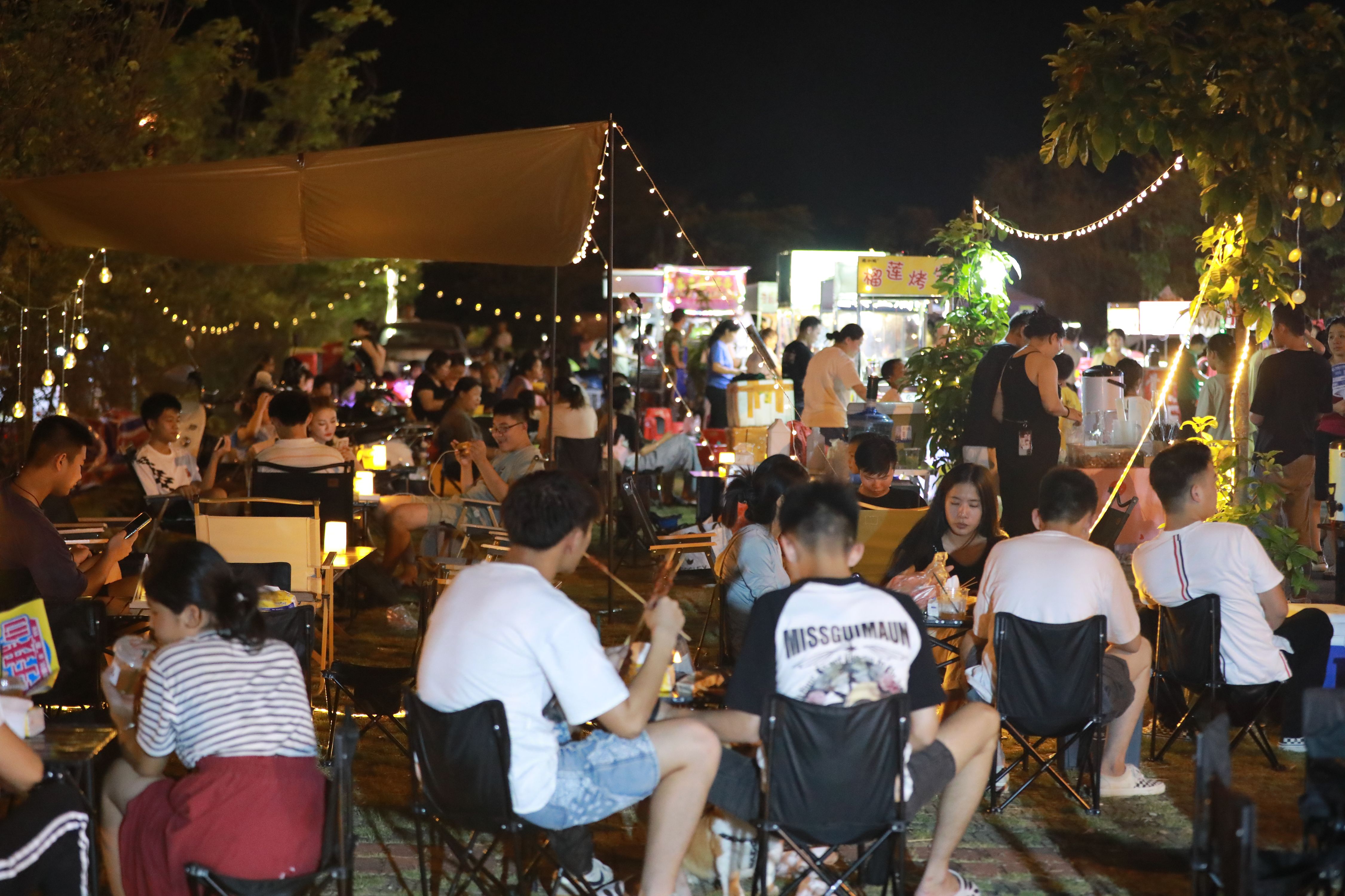 1.都嶠山汽車後備箱夜間大集市(容縣融媒體中心 供圖).JPG