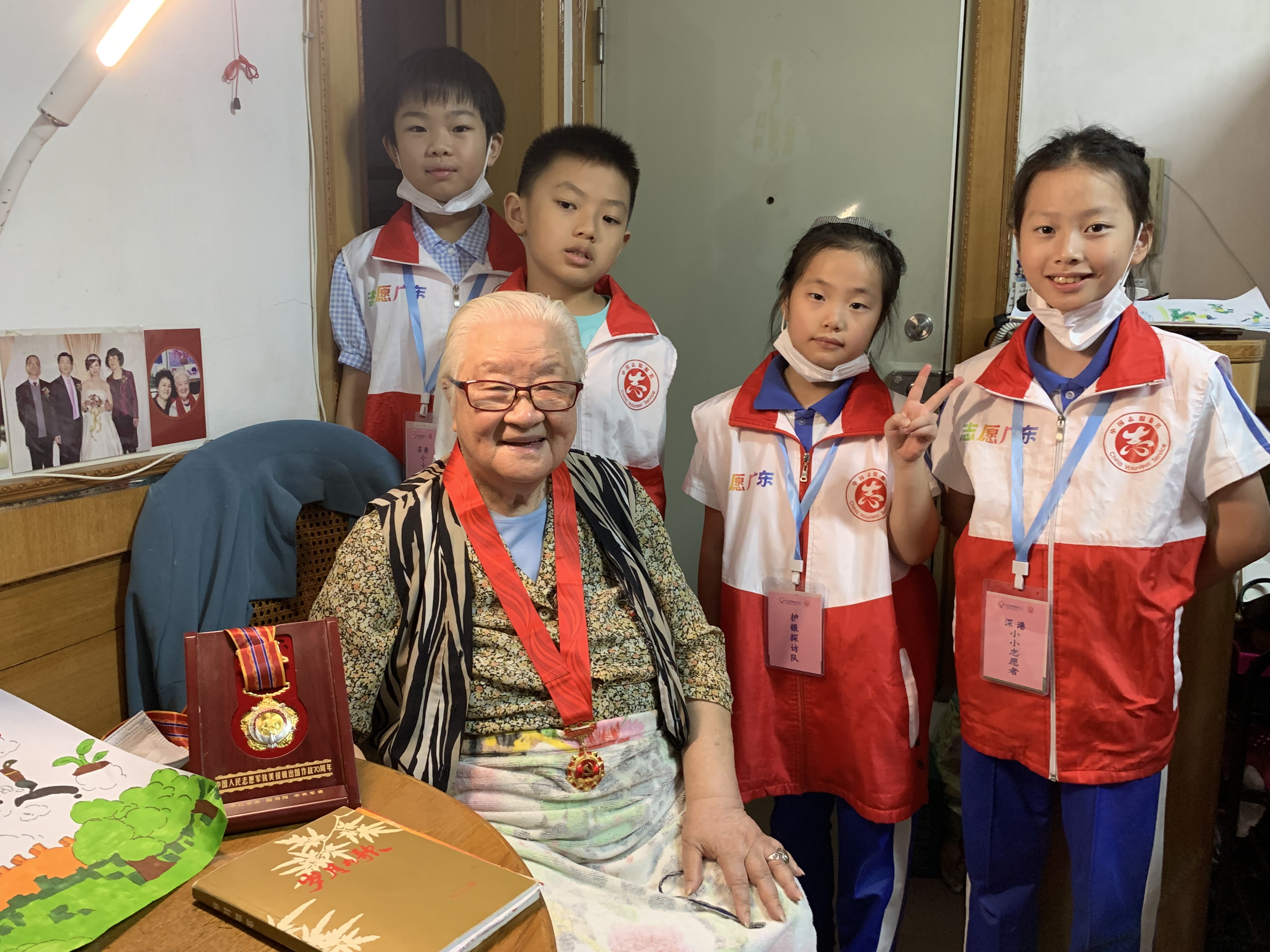 2、學(xué)生與王奶奶合影.jpg