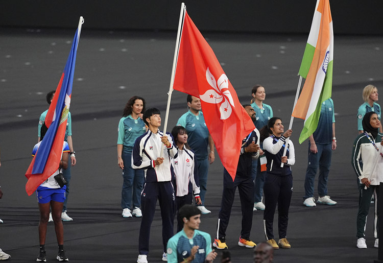 中國香港代表團(tuán)旗手在閉幕式入場(chǎng)。中新社記者 趙文宇 攝.jpg